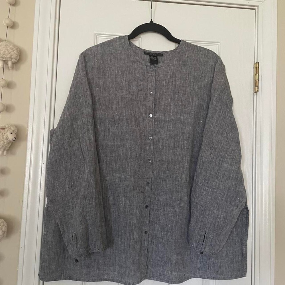 Sarah Spencer linen blouse in size 2X. Gray with subtle textured weave.